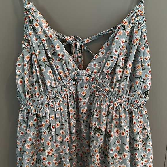 Flowy summer dress with adjustable open-back closure - Picture 2 of 4